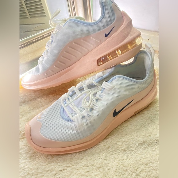 Nike shoes - Picture 2 of 4